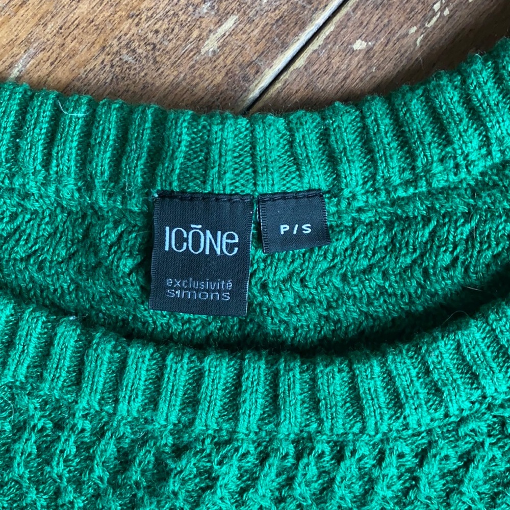 Beautiful sweater - Picture 2 of 3